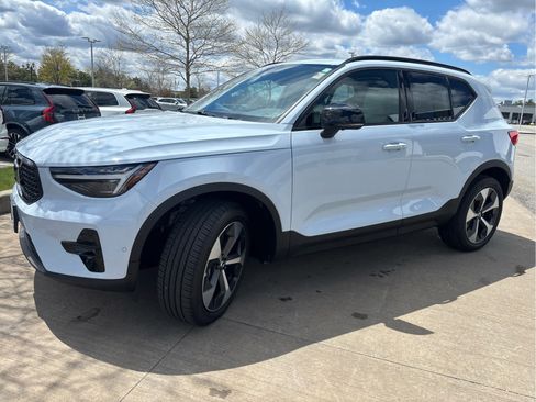 Used 2026 Volvo XC40 B5 Plus AWD/4WD image 3
