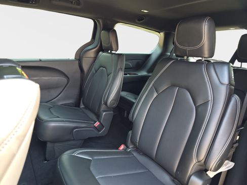 New 2026 Chrysler Pacifica Select FWD image 12