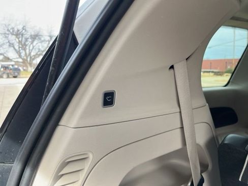 Used 2024 Chrysler Pacifica Touring-L image 10