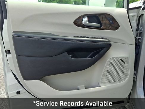 Used 2021 Chrysler Pacifica Limited w/ Uconnect Theater Family Group FWD image 16