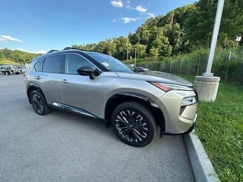 Used 2025 Nissan Rogue Platinum w/ Platinum Premium Package AWD/4WD image 2