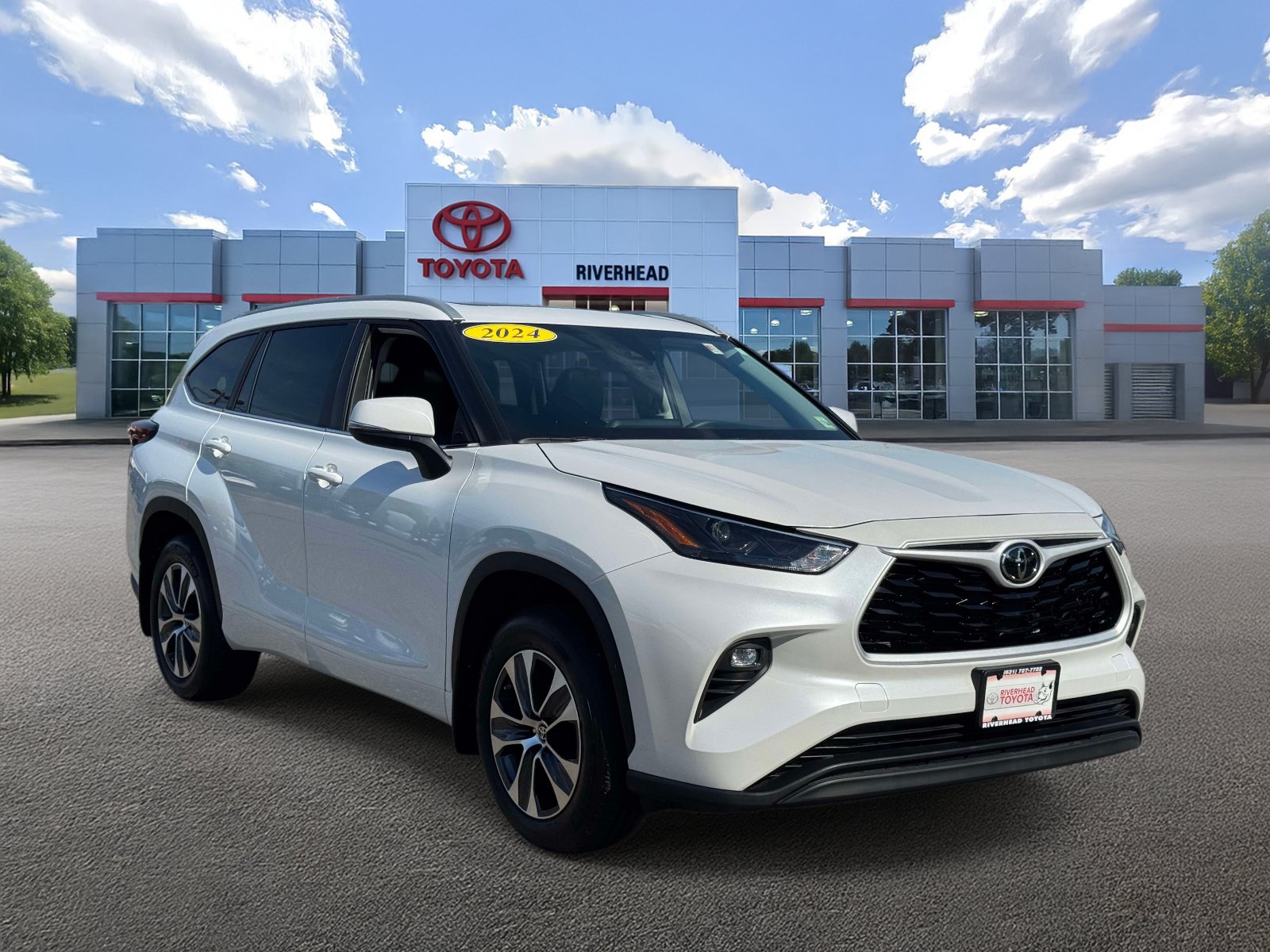 Used 2024 Toyota Highlander XLE AWD/4WD image 2