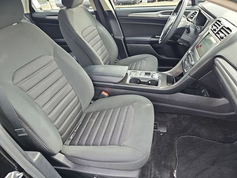 Used 2017 Ford Fusion SE w/ Fusion SE Technology Package image 12