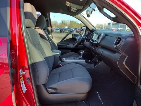 Used 2016 Toyota Tacoma SR image 18