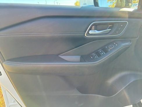 Used 2025 Nissan Rogue Platinum image 7