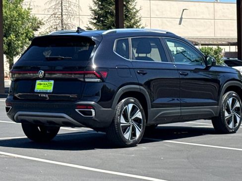 Used 2025 Volkswagen Taos SE AWD/4WD image 11