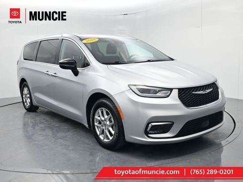 Used 2024 Chrysler Pacifica Touring-L image 1