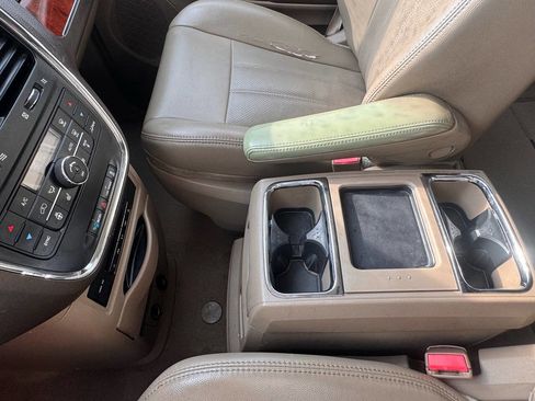 Used 2014 Chrysler Town & Country Touring-L w/ Driver Convenience Group image 14