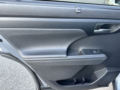 Used 2020 Toyota Highlander XLE image 24