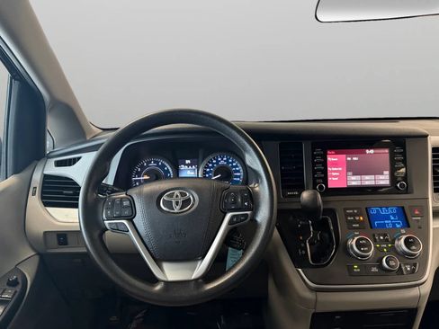 Used 2020 Toyota Sienna L FWD image 27