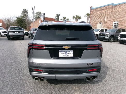 Used 2025 Chevrolet Traverse LT image 4