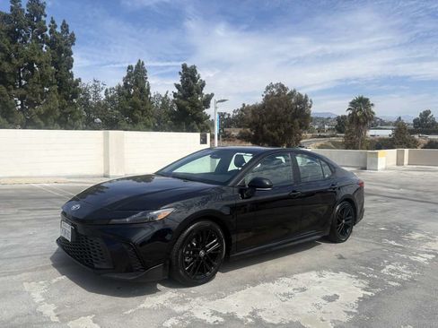 Used 2025 Toyota Camry SE FWD image 8