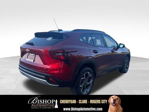 Used 2025 Chevrolet Trax LT FWD image 11