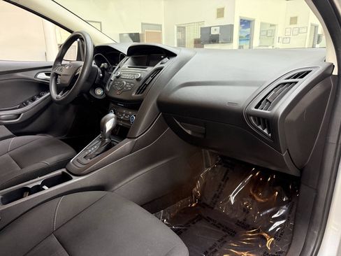 Used 2017 Ford Focus SE FWD image 18