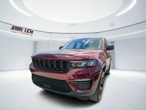 New 2025 Jeep Grand Cherokee Limited w/ Black Appearance Package AWD/4WD image 6