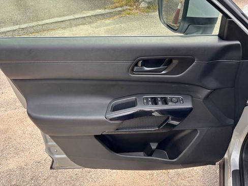 Used 2025 Nissan Pathfinder SV FWD image 18