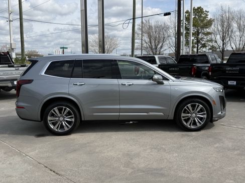 Used 2025 Cadillac XT6 Premium Luxury image 3