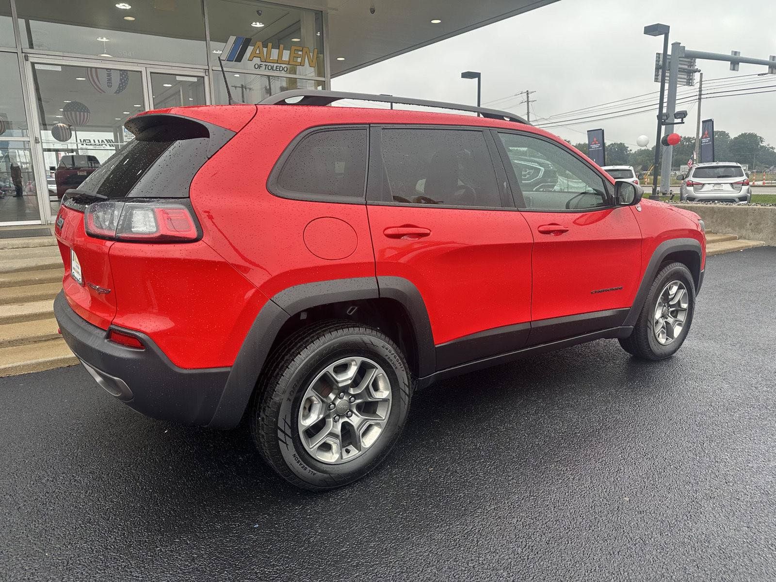 Used 2019 Jeep Cherokee Trailhawk AWD/4WD image 12