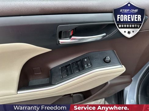 Used 2022 Toyota Highlander XLE FWD image 12