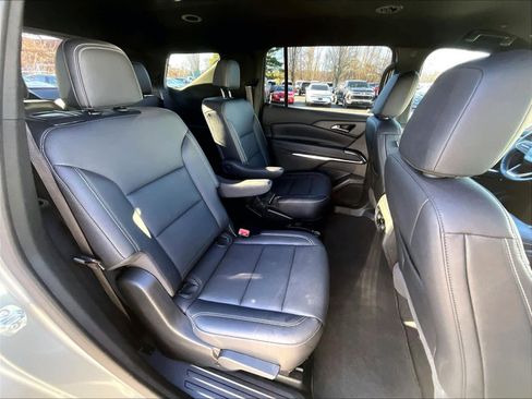 Used 2025 Chevrolet Traverse LT image 15