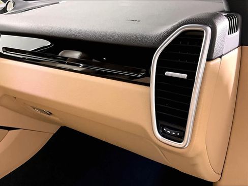 Used 2019 Porsche Cayenne S image 17