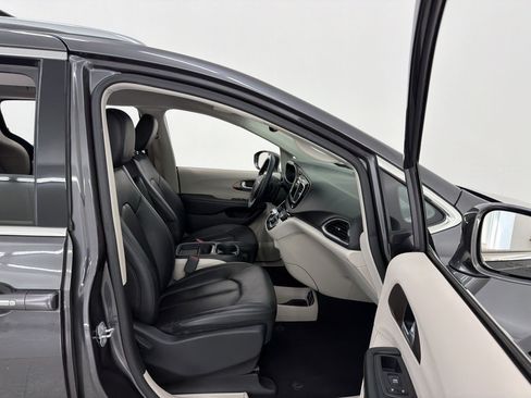 Used 2018 Chrysler Pacifica Touring-L FWD image 24