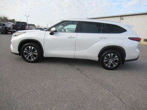 Used 2022 Toyota Highlander XLE image 8