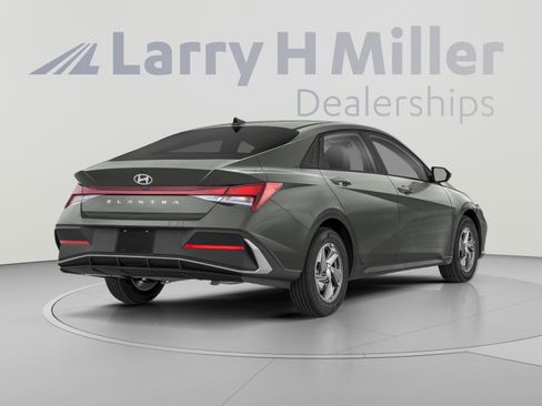 Used 2024 Hyundai Elantra SE FWD image 2