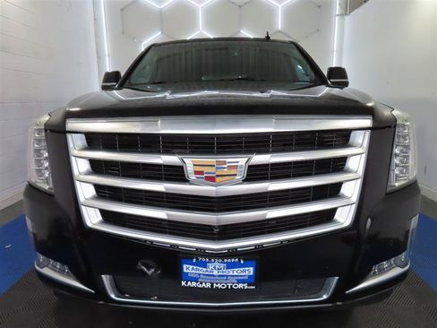Used 2016 Cadillac Escalade Luxury RWD image 3