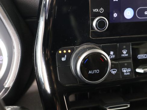 Used 2023 Toyota Highlander XLE FWD image 7