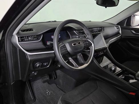 Used 2023 Jeep Grand Cherokee Laredo image 13