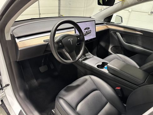 Used 2023 Tesla Model Y Long Range AWD/4WD image 28