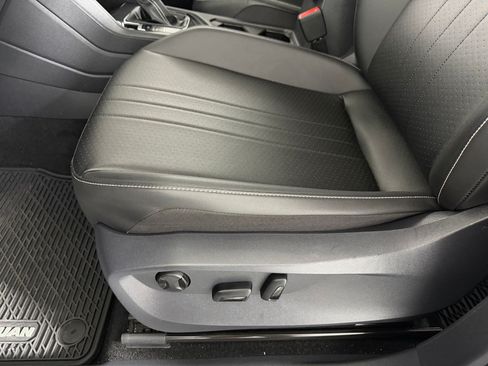 Used 2022 Volkswagen Tiguan SE FWD image 11