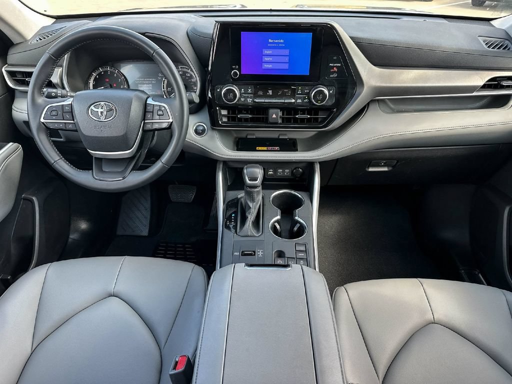 Certified 2025 Toyota Highlander XLE FWD image 11