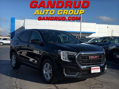 Used 2024 GMC Terrain SLE image 1