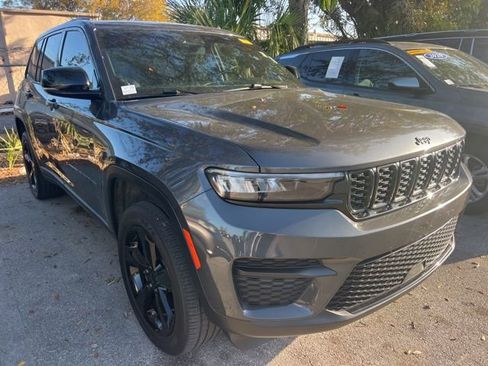 Used 2022 Jeep Grand Cherokee Altitude image 3