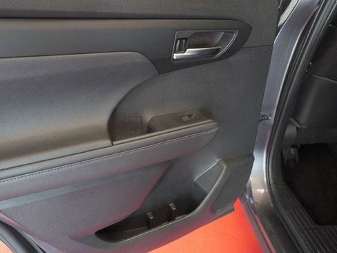 Certified 2021 Toyota Highlander XLE image 31
