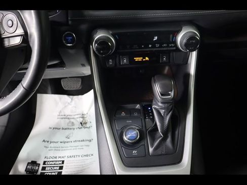 Used 2019 Toyota RAV4 Limited image 25