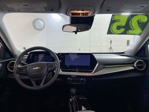 Used 2025 Chevrolet Trax LT FWD image 37