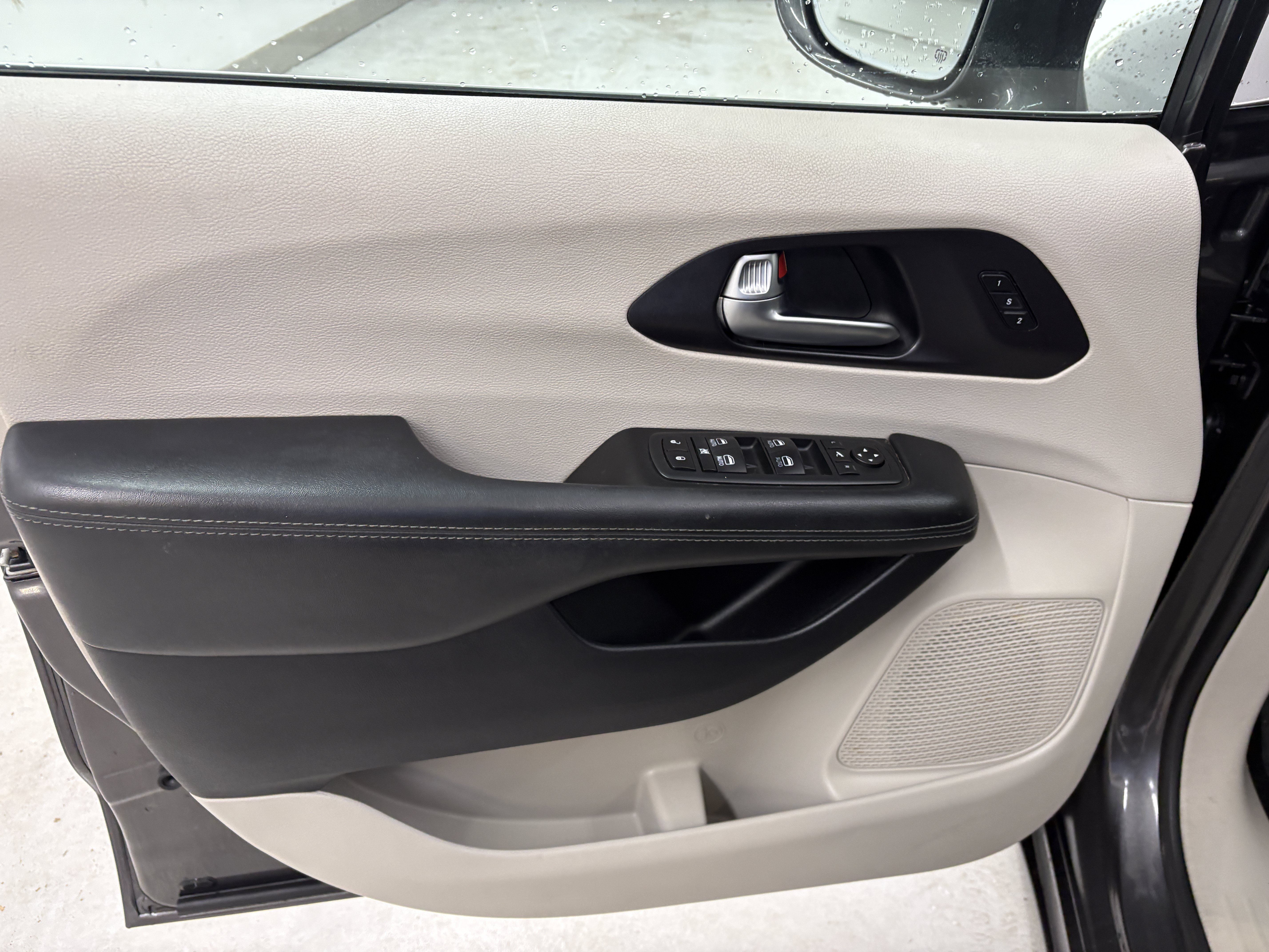 Used 2020 Chrysler Pacifica Limited w/ Advanced Safetytec Group FWD image 27