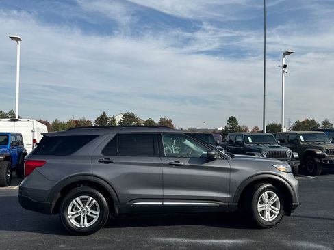Used 2021 Ford Explorer XLT image 2