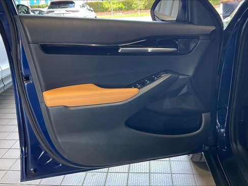 Used 2025 Kia Seltos EX w/ EX Sunroof Package AWD/4WD image 2