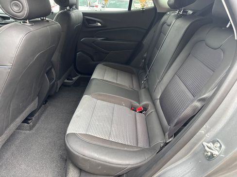 Used 2025 Chevrolet Trax LT w/ LT Convenience Package FWD image 19