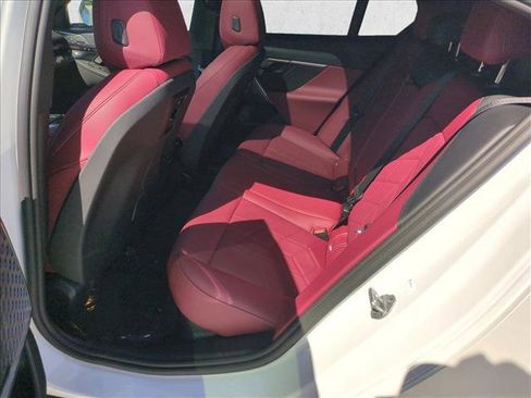 Used 2025 BMW 550e xDrive w/ Premium Package image 21