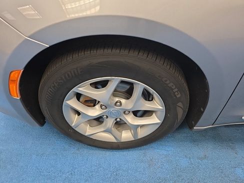 Used 2020 Chrysler Pacifica Limited FWD image 15