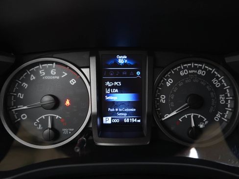 Used 2019 Toyota Tacoma TRD Off-Road w/ TRD Premium Off Road Package AWD/4WD image 18