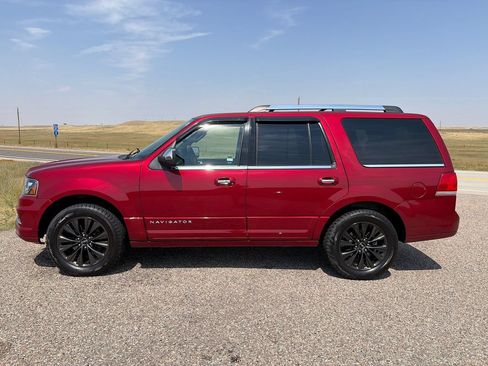 Used 2015 Lincoln Navigator 4WD image 2
