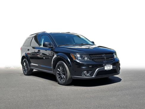 Used 2019 Dodge Journey SE FWD image 1