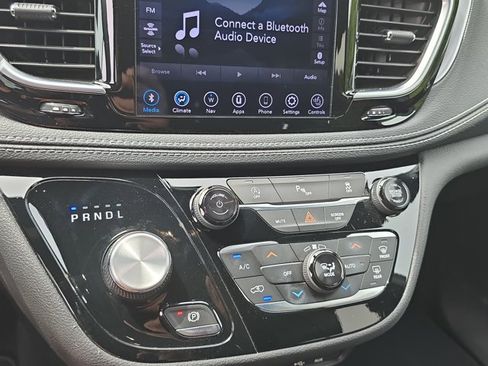 Used 2018 Chrysler Pacifica Limited w/ S Appearance Package FWD image 14