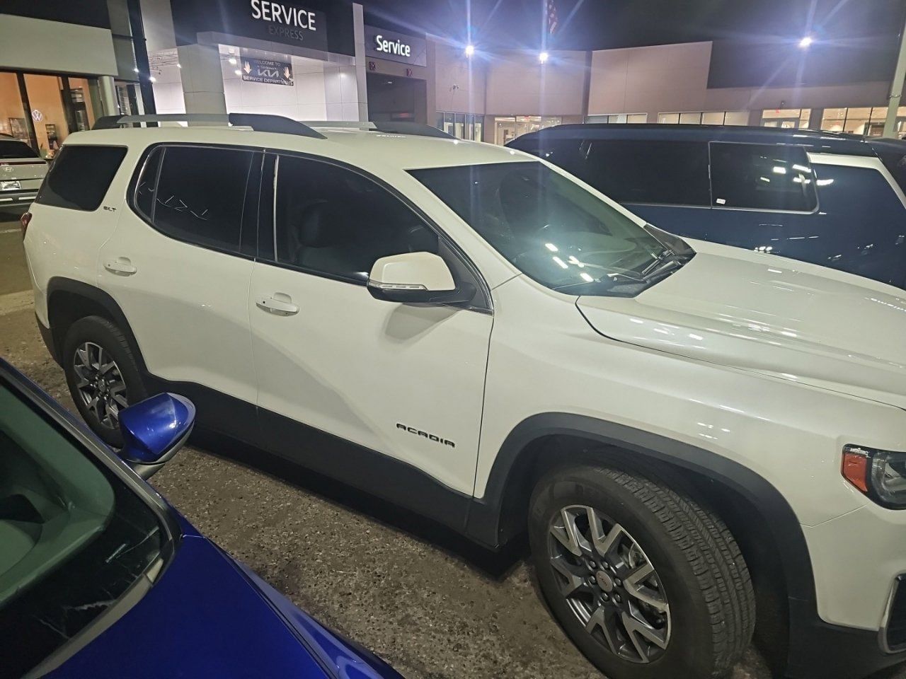 Used 2023 GMC Acadia SLT w/ Preferred Package FWD image 1